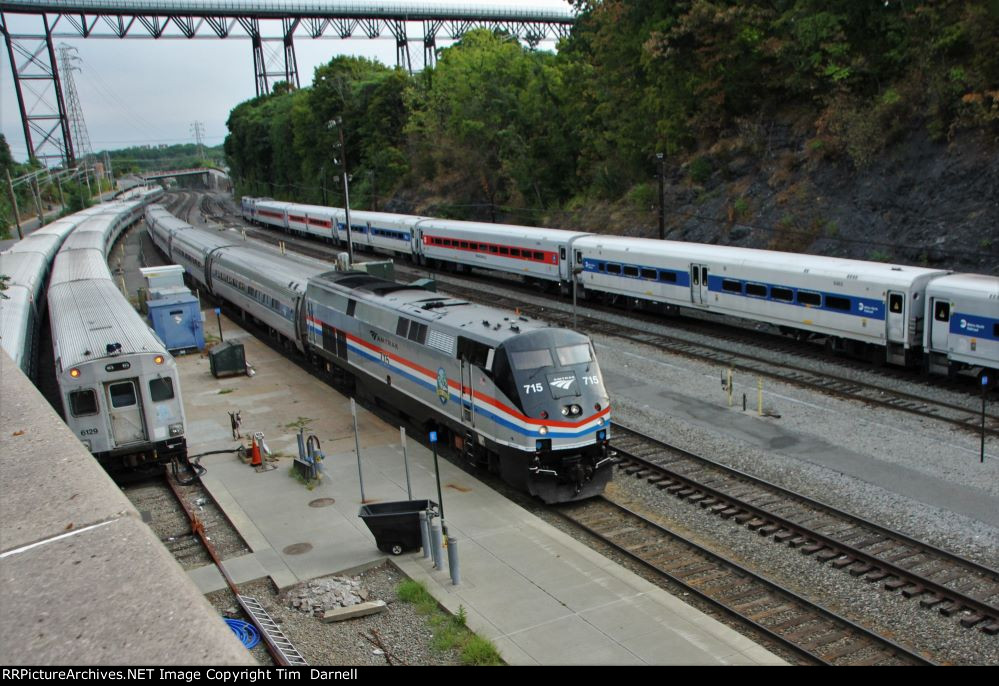 AMTK 715 arrives on train 260